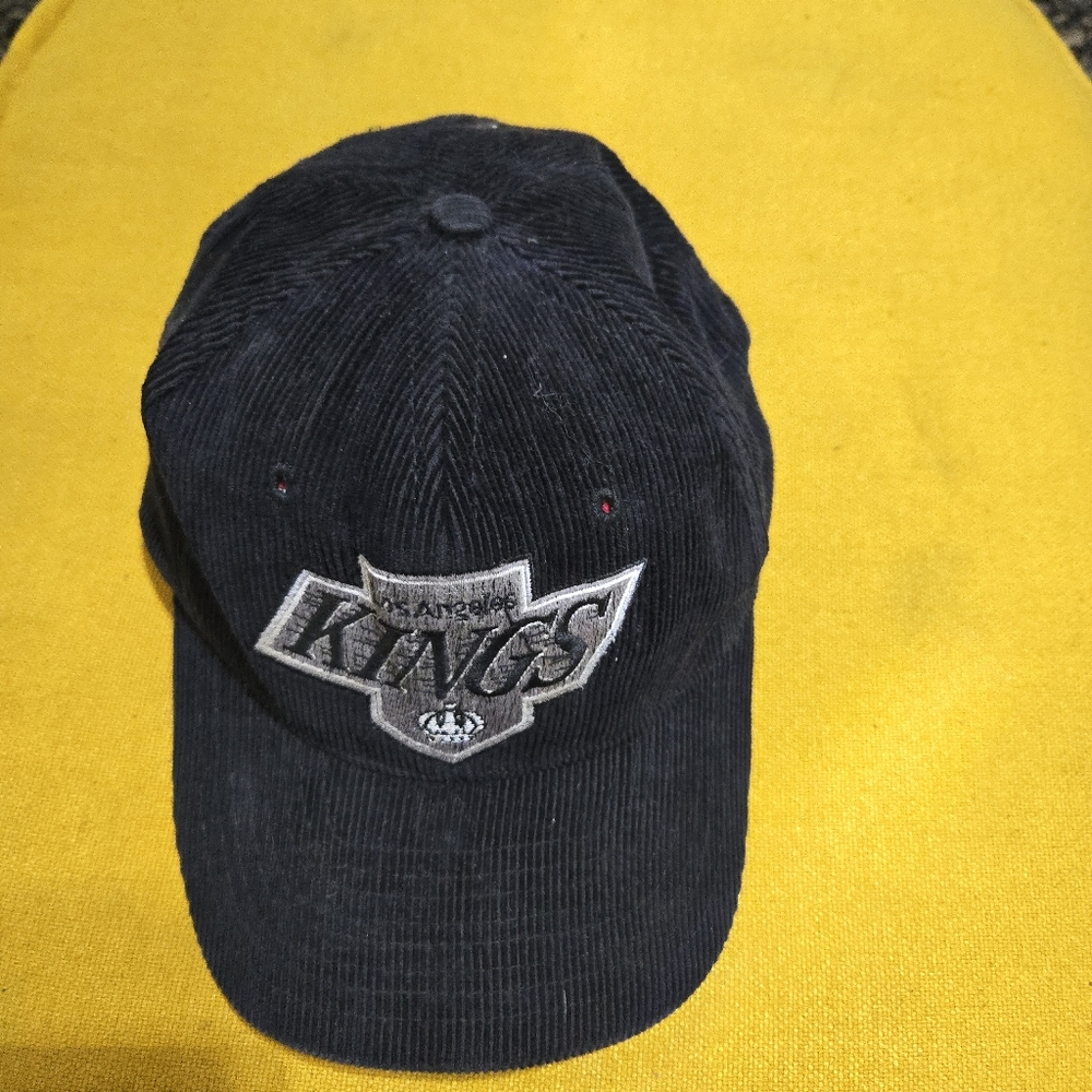 Vintage 90s LA Kings Corduroy Snapback Hat NHL Pro Star Silver Shield Logo Vtg
